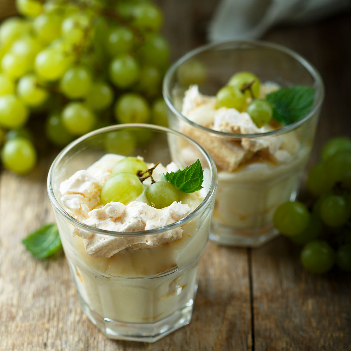 Bicchierini di crema di parmigiano e uva