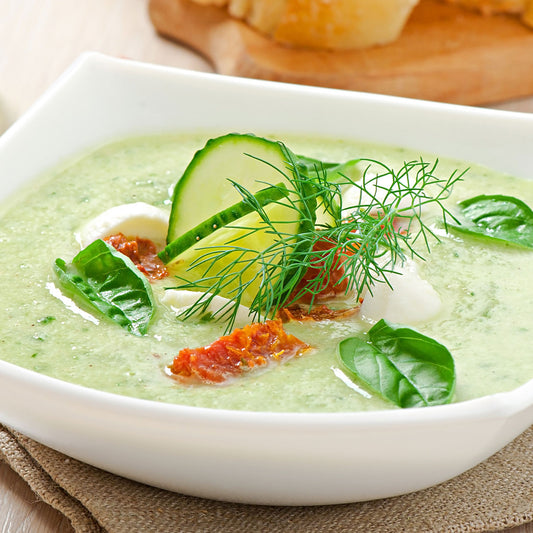 Zuppa fresca di cetrioli, avocado e pomodorino secco