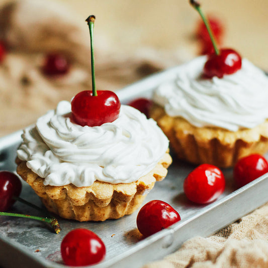 Tartellette alla crema di yogurt e ciliegie