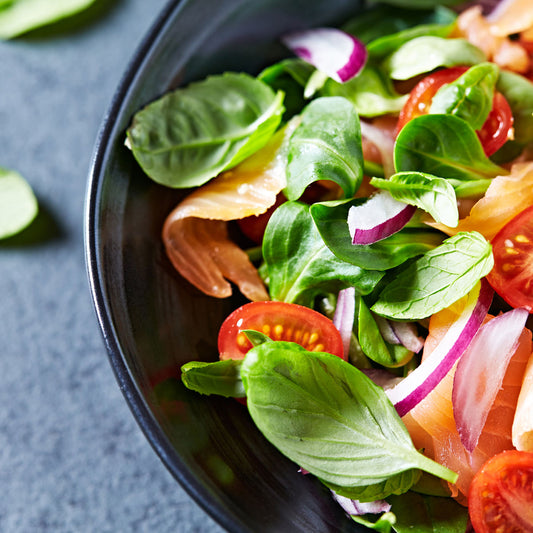 INSALATA DI SALMONE AFFUMICATO, CIPOLLOTTI E POMODORINI