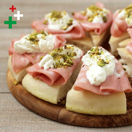 Focaccia soffice burrata, mortadella e pistacchi