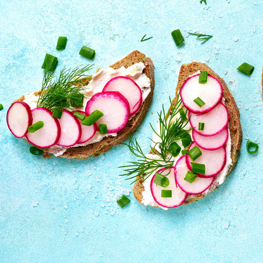 Bruschetta vegetariana di rapanelli e caprino